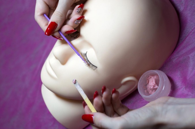 Manöken babafej a szempilla stylist legjobb gyakorló társa